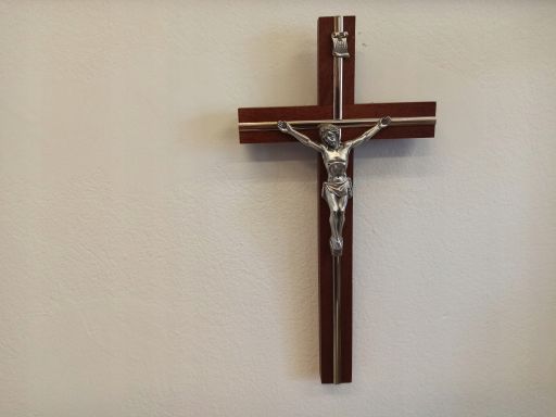 Krzyż wiszący drewno metal tanio gratis