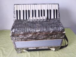 Stary akordeon weltmeister - 80 bas